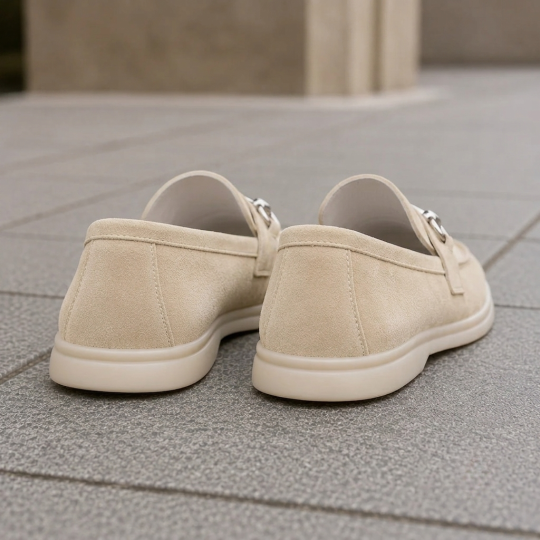 Retro dei mocassini beige con tallone morbido e suola bassa chiara
