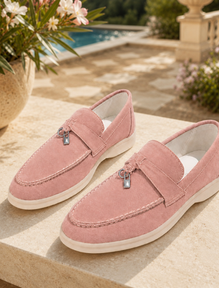 Mocassini rosa slip on con suola bianca e ciondolo metallico a bordo piscina