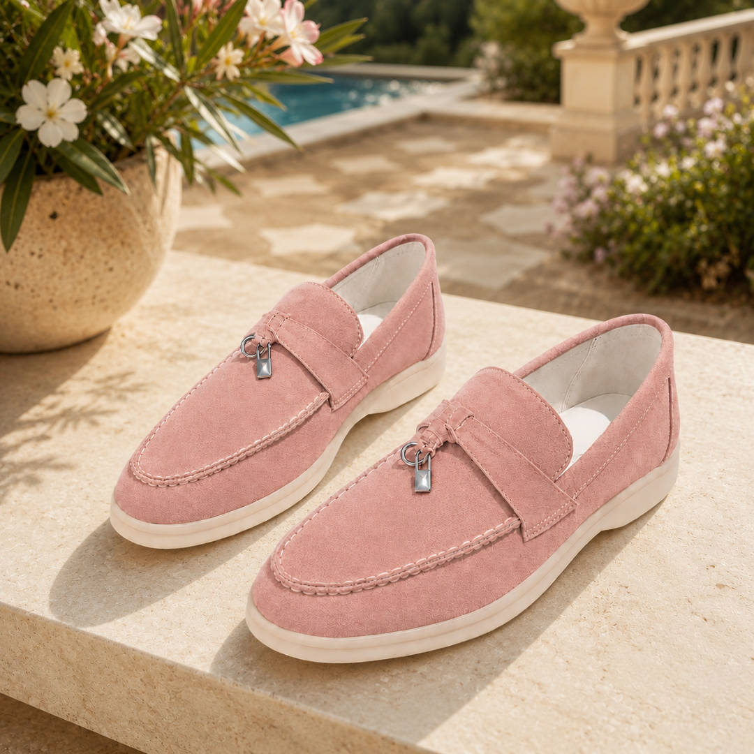 Mocassini rosa slip on con suola bianca e ciondolo metallico a bordo piscina