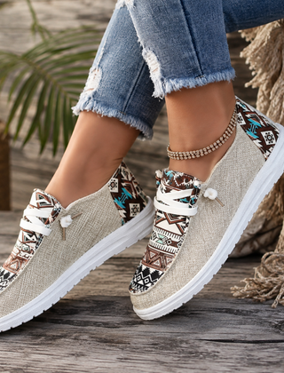 Mocassini donna beige con stampa azteca e lacci bianchi, vista laterale