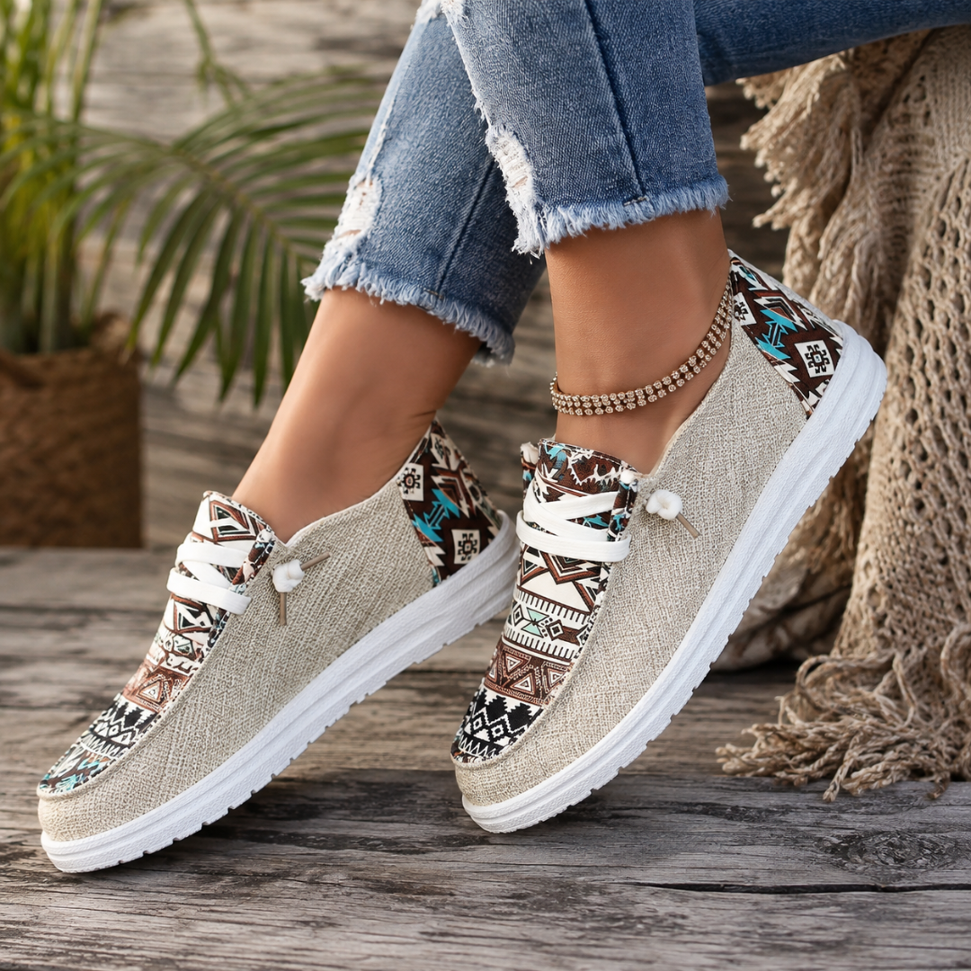 Mocassini donna beige con stampa azteca e lacci bianchi, vista laterale