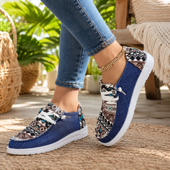 Mocassini donna blu con stampa azteca e suola bianca indossati con pantaloni lunghi