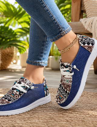 Mocassini donna blu con stampa azteca e suola bianca indossati con pantaloni lunghi