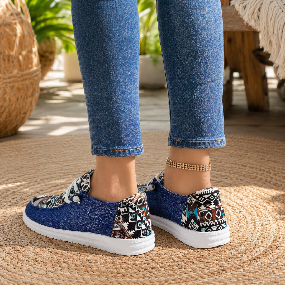 Mocassini donna blu visti da dietro con tallone a stampa azteca multicolore