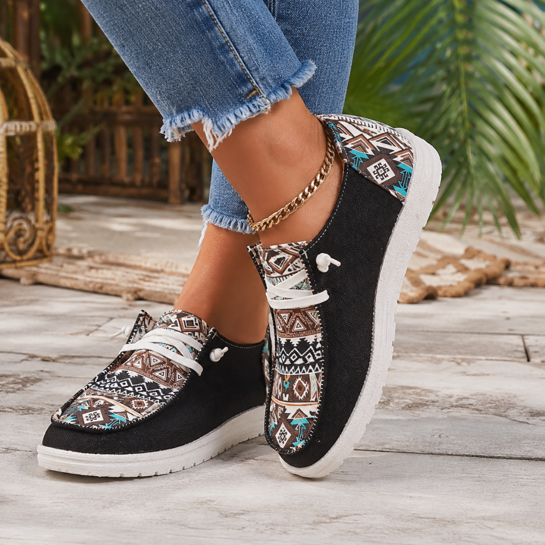 Mocassini donna neri con inserti azteca multicolore e suola bianca a contrasto