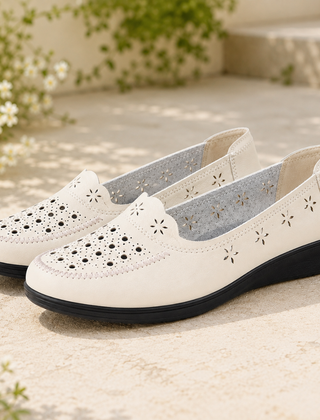 Mocassini donna beige con tomaia traforata a fiori e suola nera