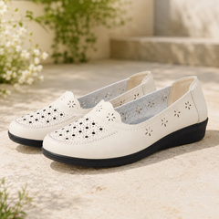 Paio di mocassini beige slip-on con cuciture decorative lungo il bordo