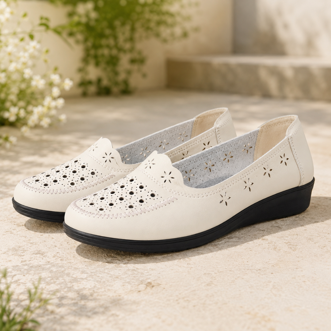Paio di mocassini beige slip-on con cuciture decorative lungo il bordo