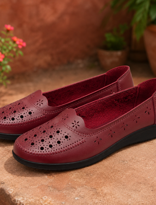 Mocassini bordeaux slip-on con tomaia traforata e punta tonda