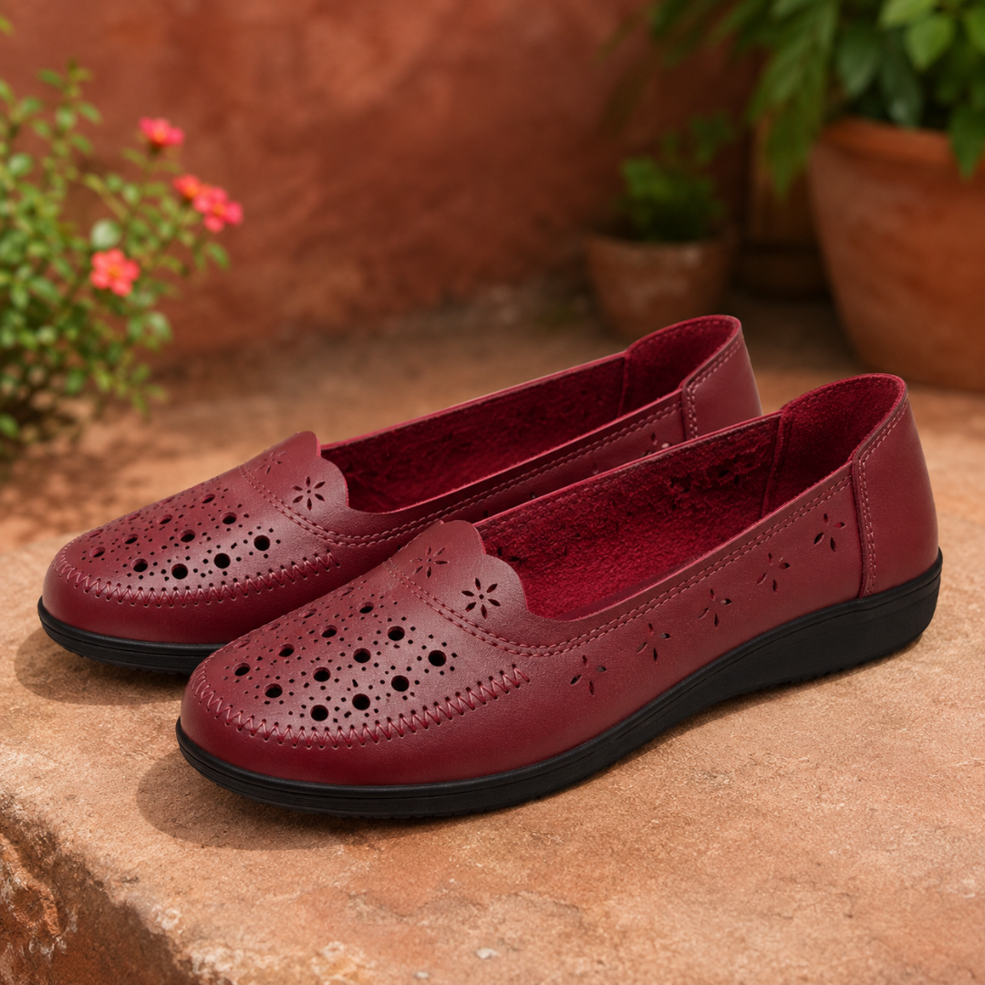 Mocassini bordeaux slip-on con tomaia traforata e punta tonda