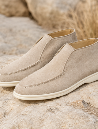 Mocassini uomo alti beige senza lacci con cuciture a vista e suola bianca