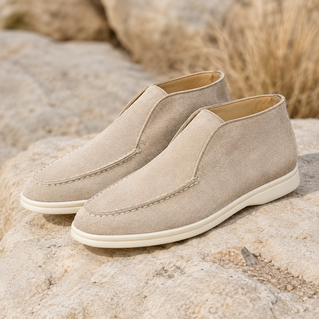 Mocassini uomo alti beige senza lacci con cuciture a vista e suola bianca