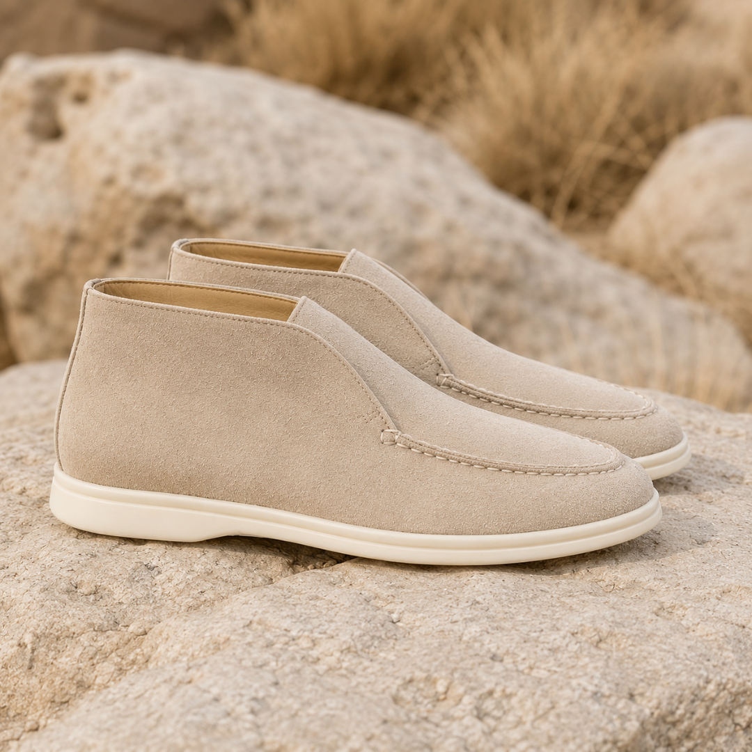 Coppia di mocassini alti beige di lato, punta arrotondata e suola bianca