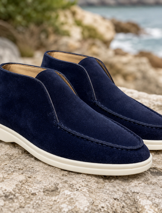 Mocassini alti blu navy da infilare, tomaia opaca e suola bianca