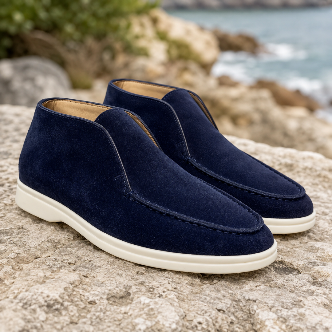 Mocassini alti blu navy da infilare, tomaia opaca e suola bianca