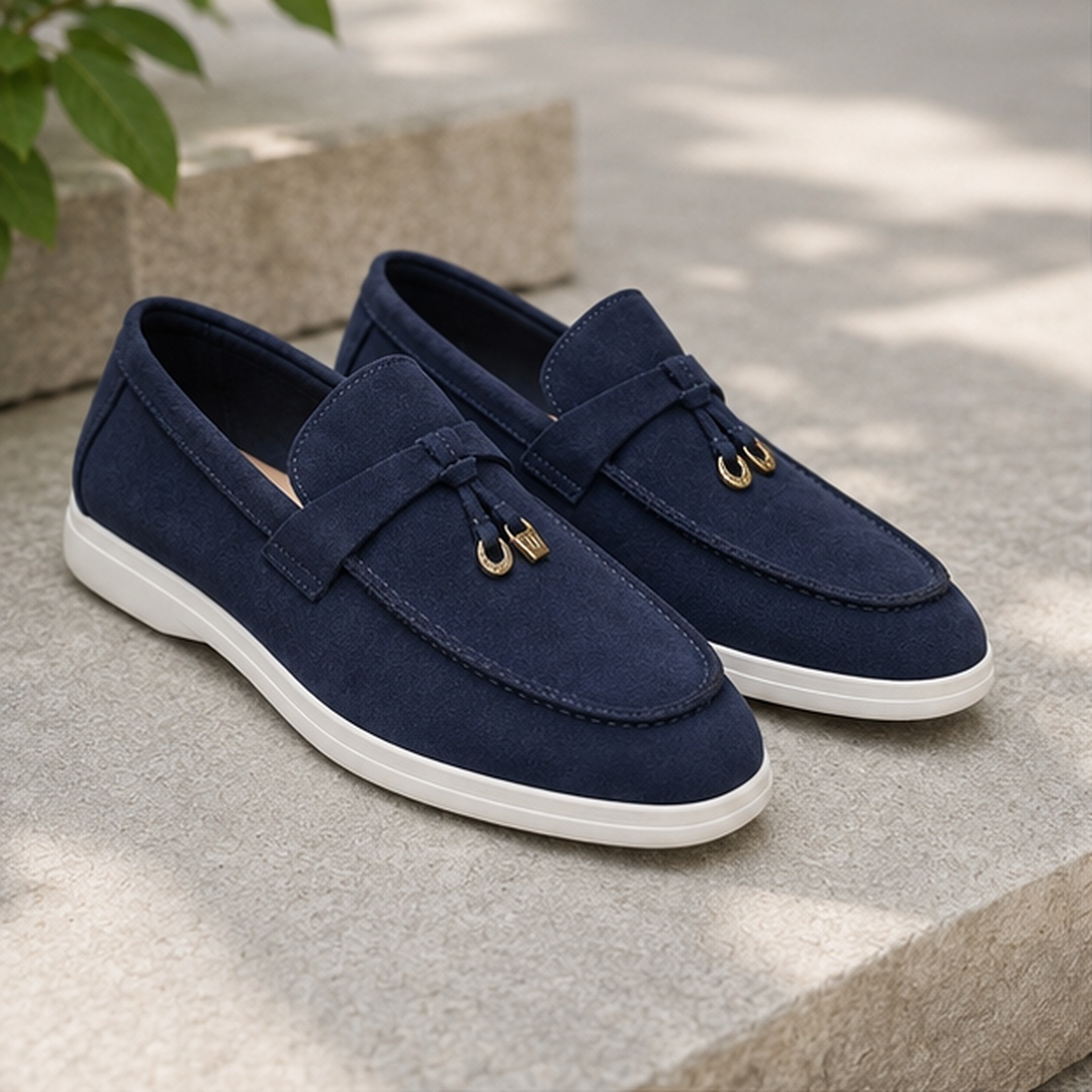 Mocassini uomo blu navy con nodo, pendenti dorati e cuciture a vista sulla punta