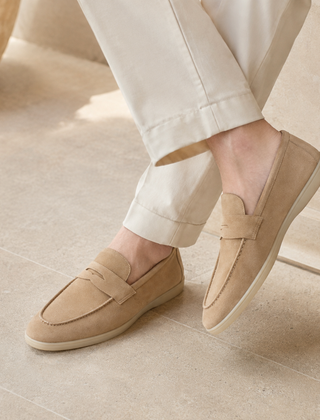 Mocassini uomo beige con fascetta sul collo del piede e suola chiara