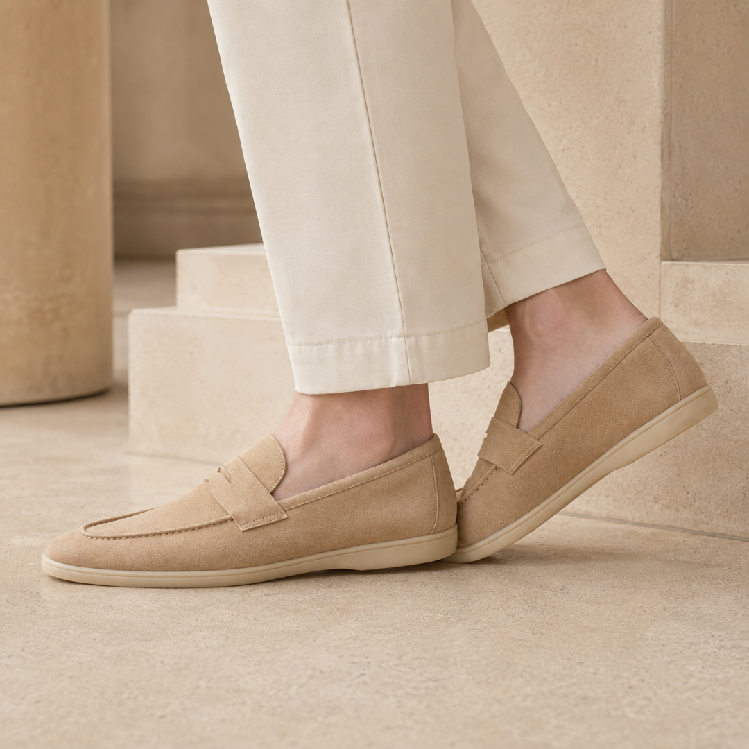 Mocassini uomo beige visti di lato con profilo basso e suola chiara