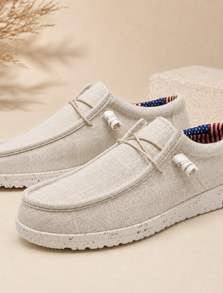 Mocassini uomo bianchi slip-on con lacci elastici e suola bianca screziata
