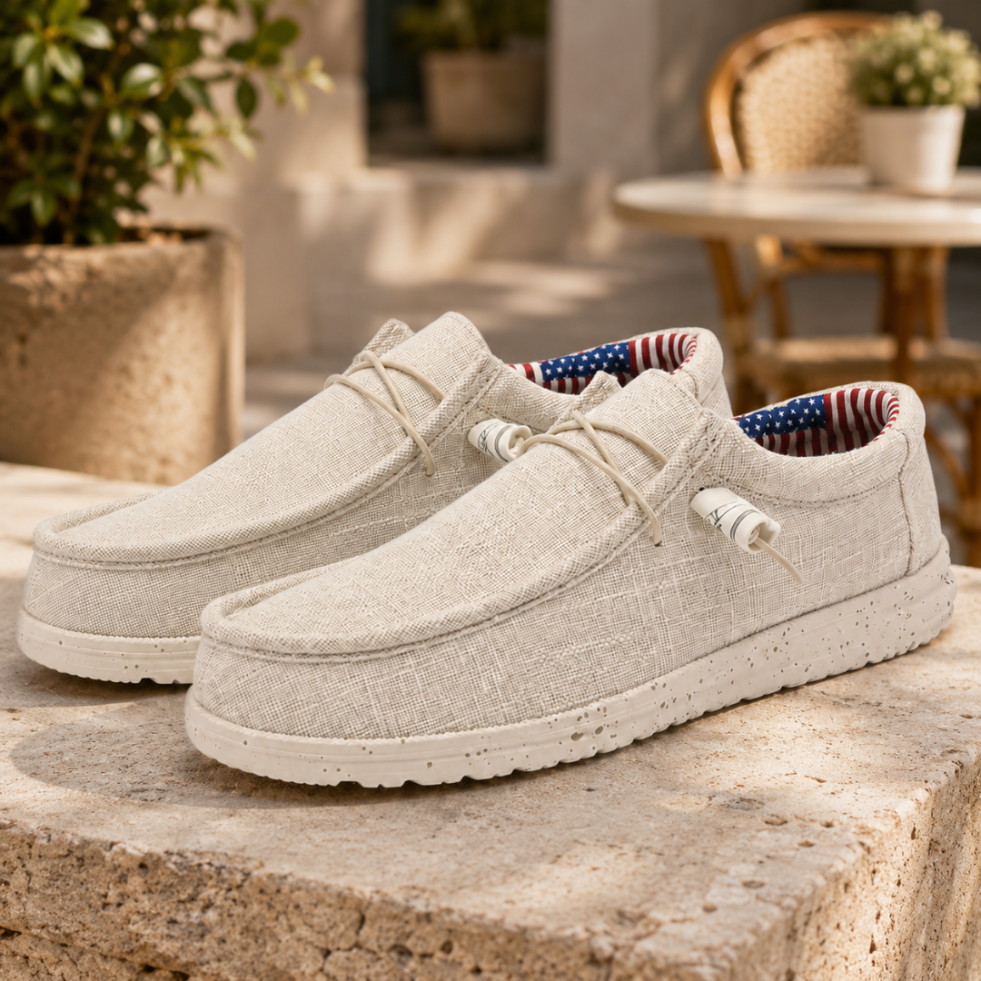 Mocassini slip-on uomo bianchi con punta a cucitura mocassino visti di tre quarti