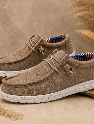 Mocassini uomo marroni slip-on con lacci elastici e suola bianca screziata