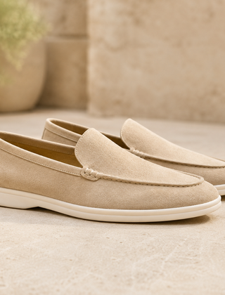 Mocassini uomo beige slip-on con cucitura a vista e suola bianca a contrasto