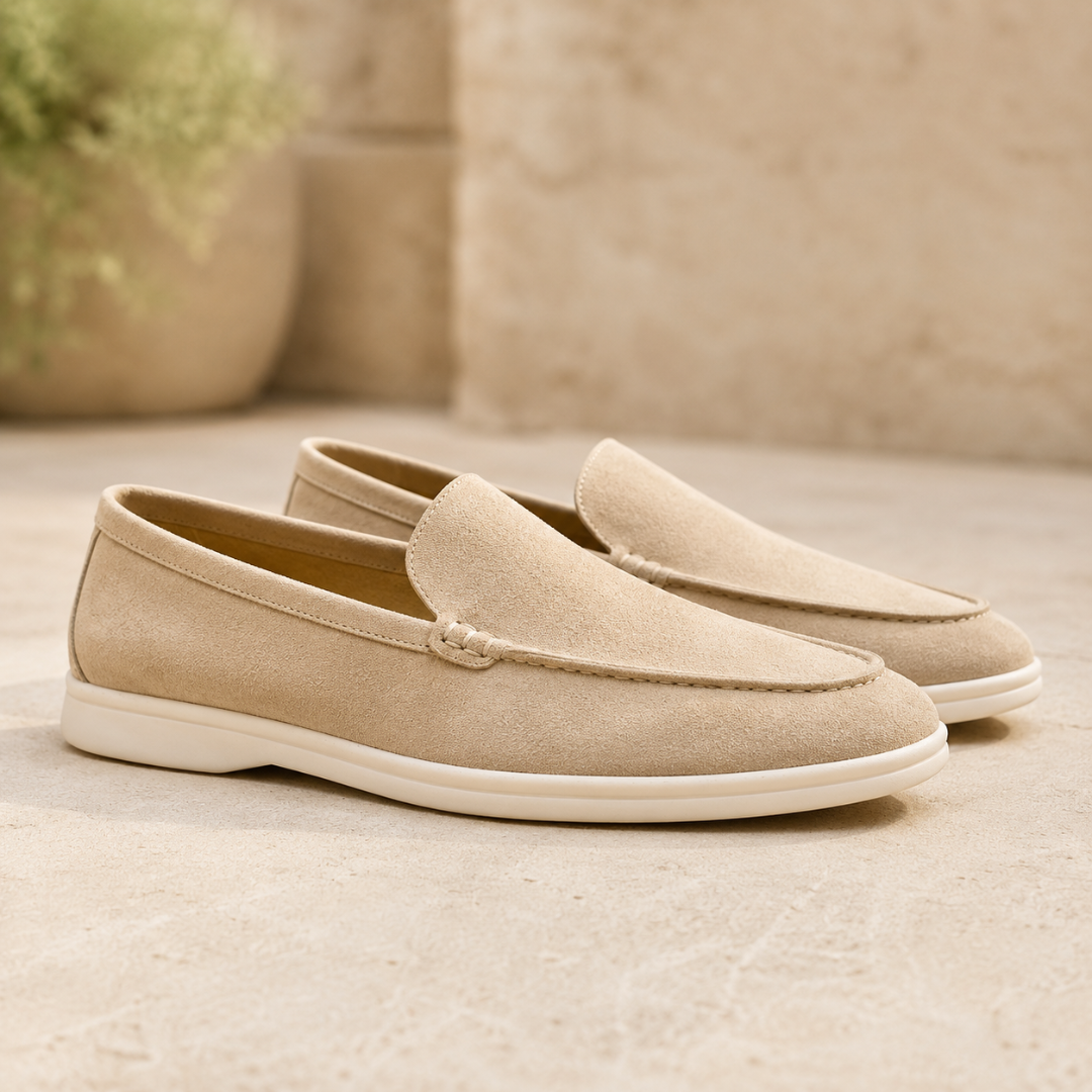 Mocassini uomo beige slip-on con cucitura a vista e suola bianca a contrasto