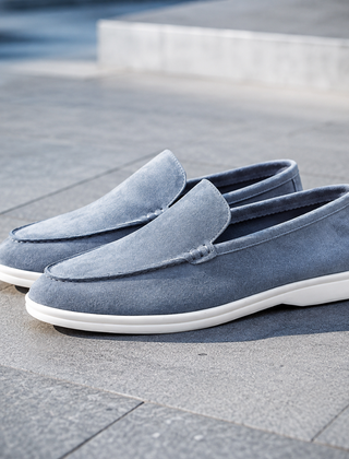 Mocassini uomo blu grigio con cuciture a vista e suola bianca a contrasto