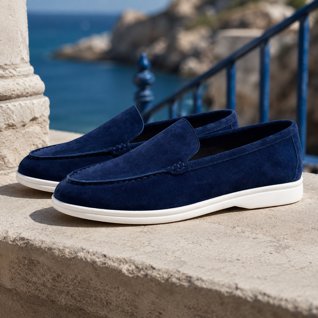 Mocassini uomo blu navy slip-on con nodo sul collo del piede e suola bianca