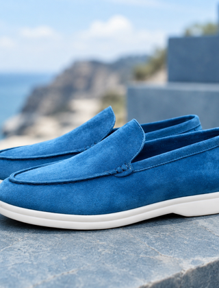 Mocassini uomo blu royal slip-on con bordo sagomato e suola bianca