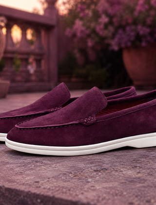 Mocassini uomo bordeaux con punta tonda, interno rosso e suola bianca