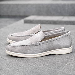 Mocassini uomo grigi slip-on con bordo sagomato e suola bianca