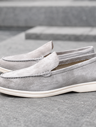 Mocassini uomo grigi slip-on con bordo sagomato e suola bianca