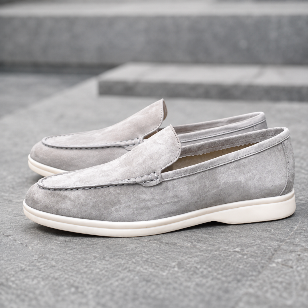 Mocassini uomo grigi slip-on con bordo sagomato e suola bianca