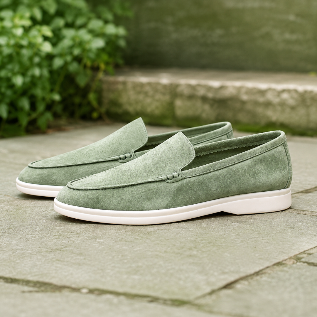 Mocassini uomo verde chiaro con punta tonda e suola bianca a contrasto
