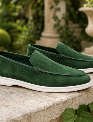 Mocassini uomo verde scuro slip-on con cucitura a vista e suola bianca