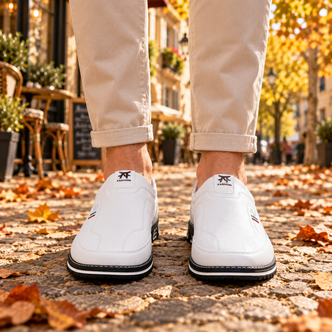 Mocassini uomo bianchi slip-on indossati, suola nera con profilo bianco a contrasto