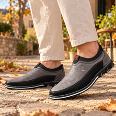 Mocassini uomo grigi slip-on con inserti neri e suola nera profilata di bianco