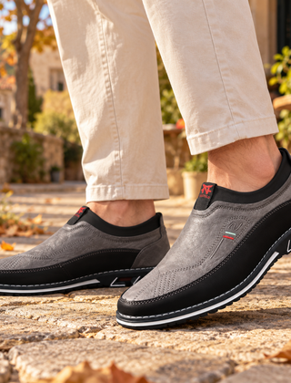 Mocassini uomo grigi slip-on con inserti neri e suola nera profilata di bianco