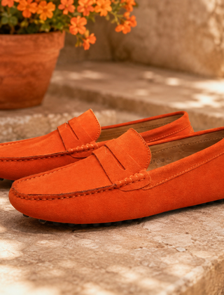Mocassini uomo arancioni slip-on con fascia frontale e suola a pallini
