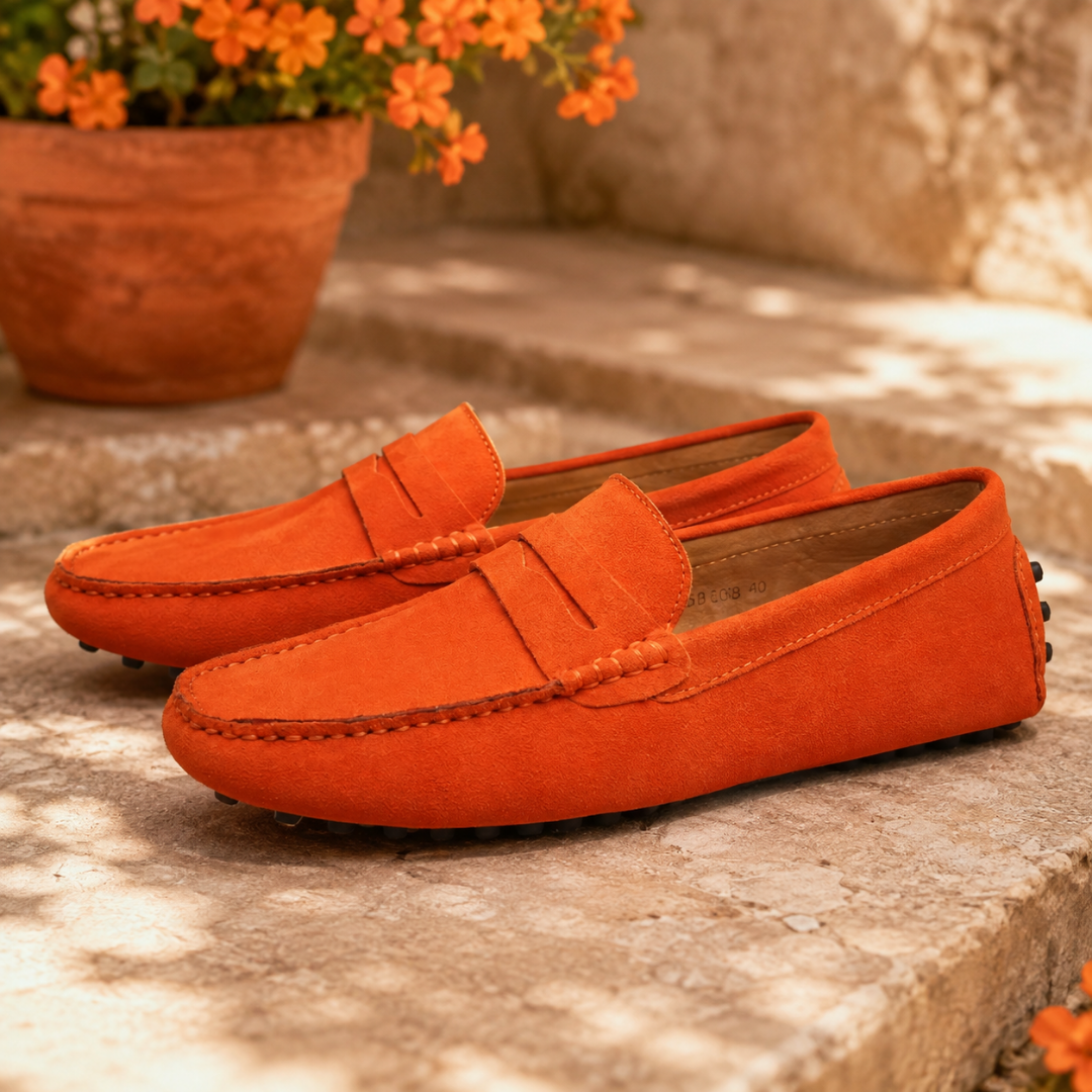 Mocassini uomo arancioni slip-on con fascia frontale e suola a pallini