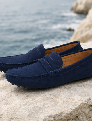 Mocassini uomo blu navy da guida con fascia frontale e suola a pallini