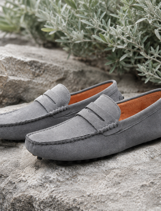 Mocassini uomo grigio chiaro con fodera a contrasto e bordo cucito a vista