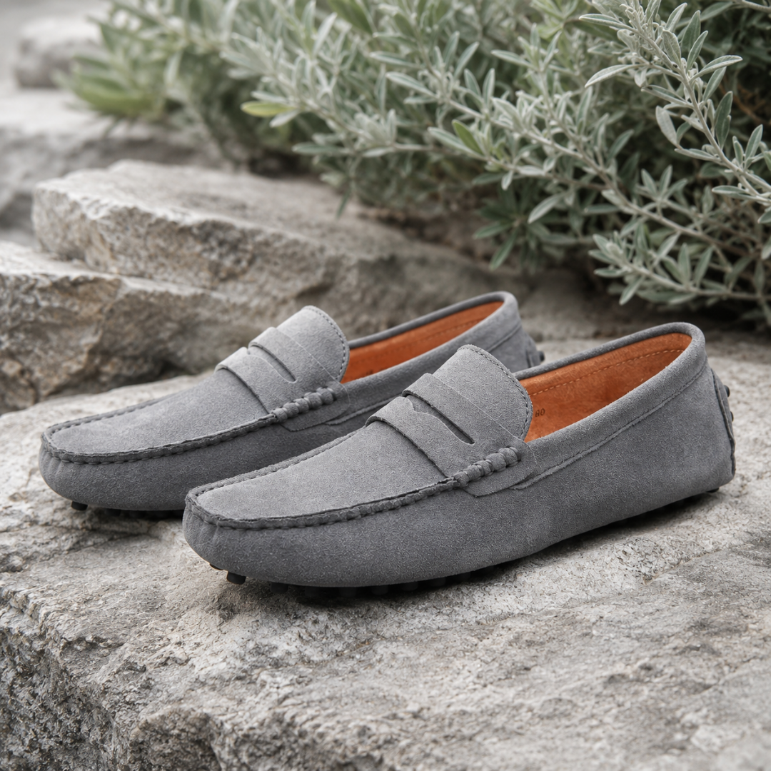 Mocassini uomo grigio chiaro con fodera a contrasto e bordo cucito a vista