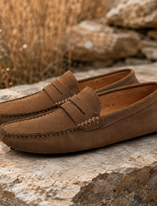 Mocassini uomo marroni slip-on con cuciture a vista e punta arrotondata