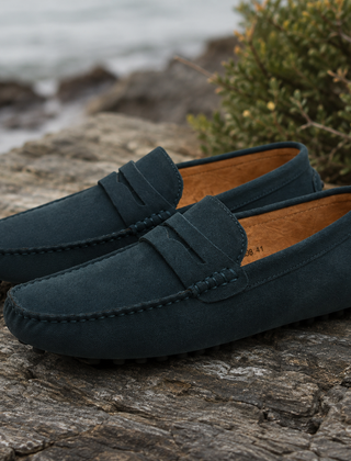 Mocassini uomo verde scuro slip-on con suola a pallini e cuciture a vista