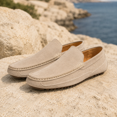 Mocassini uomo beige con cuciture a contrasto chiare e punta arrotondata