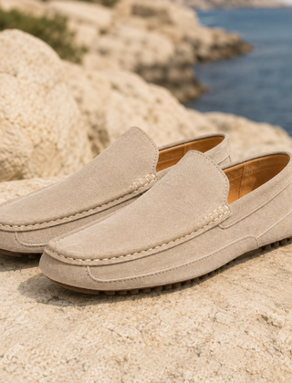 Mocassini uomo beige con cuciture a contrasto chiare e punta arrotondata