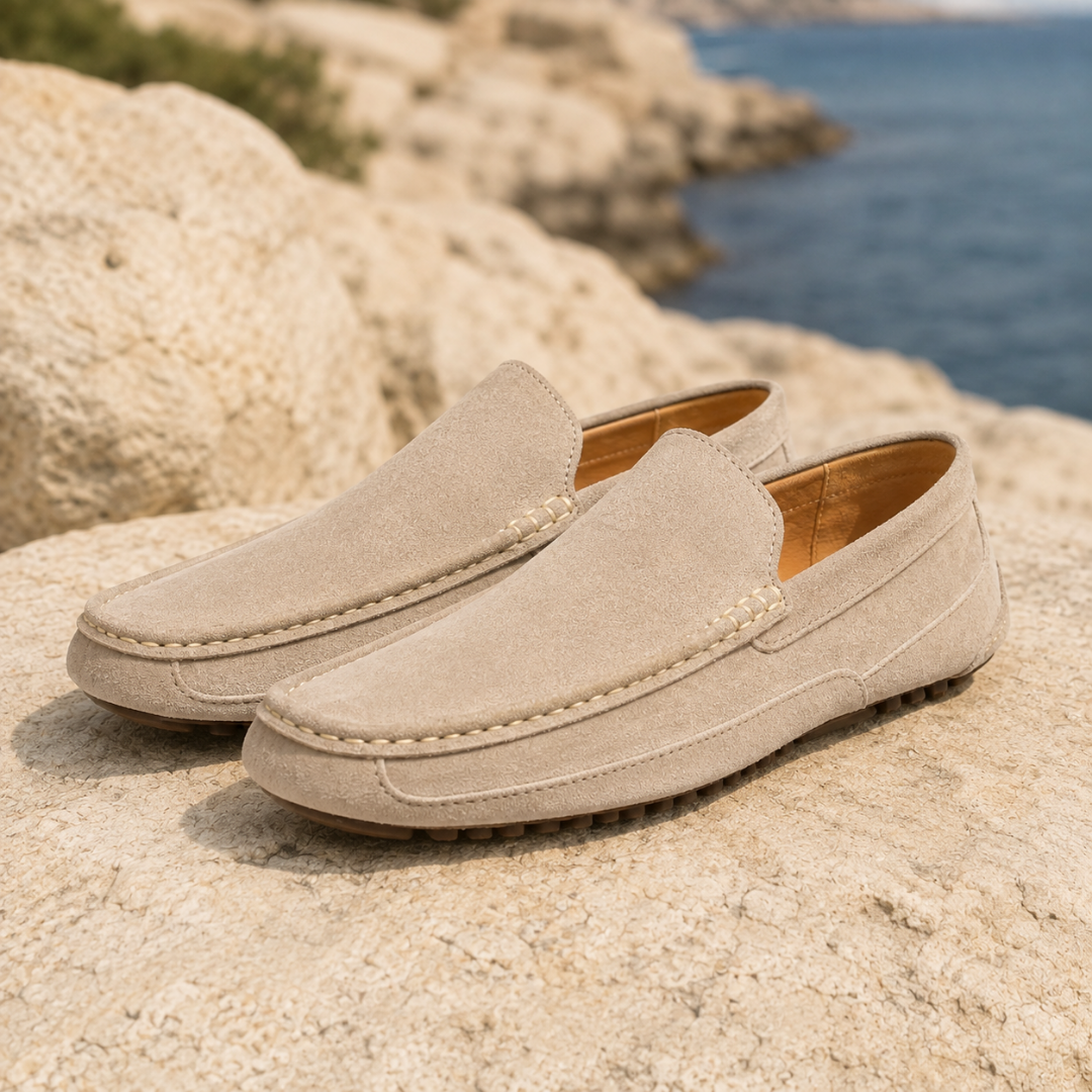 Mocassini uomo beige con cuciture a contrasto chiare e punta arrotondata