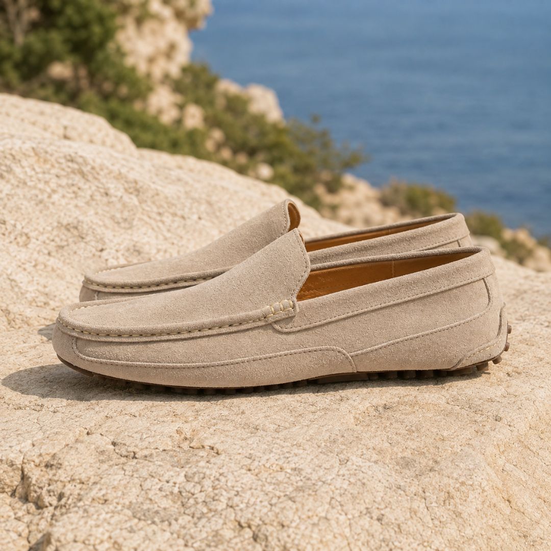 Mocassini beige da uomo di profilo con suola gommata a pallini e bordo cucito
